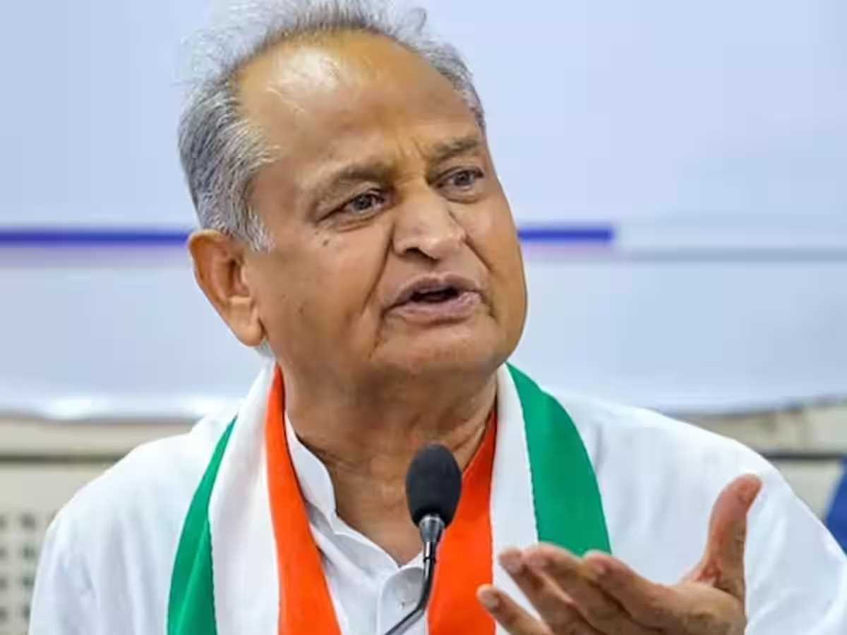 अशोक गहलोत ने मोदी और बीजेपी पर बोला हमला, कहा मोदी ने अपनी भाषा शैली से अपने पद की गरिमा घटाई है